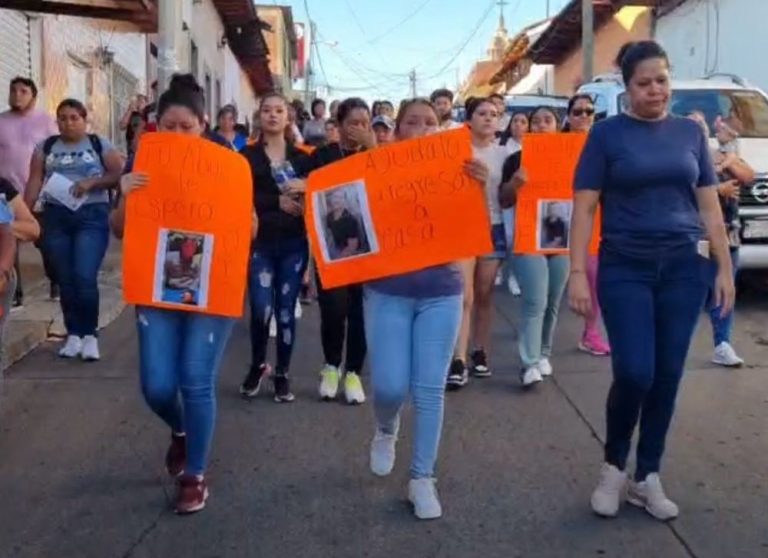 Familiares y compañeros exigen la aparición con vida de taxista, en Taretan