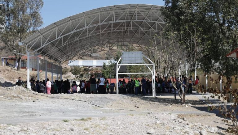 Con techumbres, Gobierno de Morelia mejora condiciones en escuelas y centros deportivos