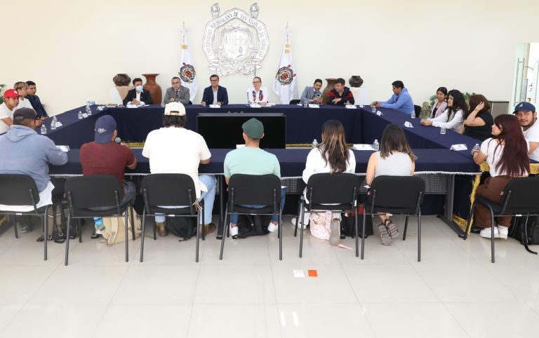 Entregan equipo de cómputo, impresoras y botiquines a integrantes de las Casas del Estudiante