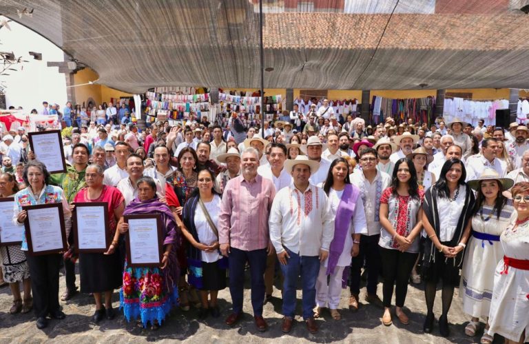 Bedolla premia a ganadores del Concurso Estatal de Artesanías