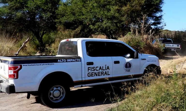 Abandonan dos ejecutados en terracería de Coahuayana