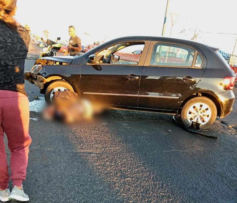 Adulto mayor es atropellado y termina debajo de un auto en la salida a Quiroga