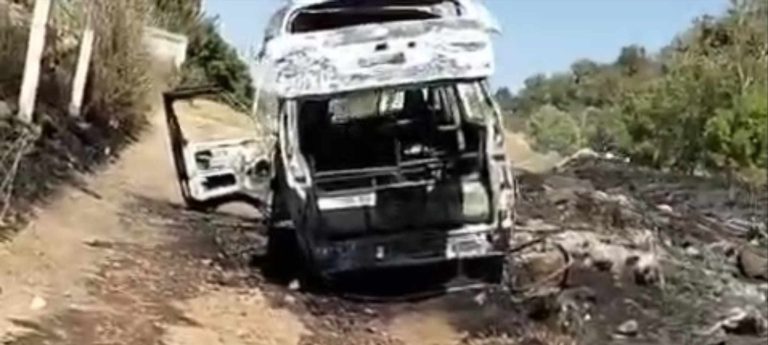 Arde combi de freseros, ocurre quema de pastizal en Lagunillas, auto vuelca en Tzintzuntzan y se accidenta coche en Morelia