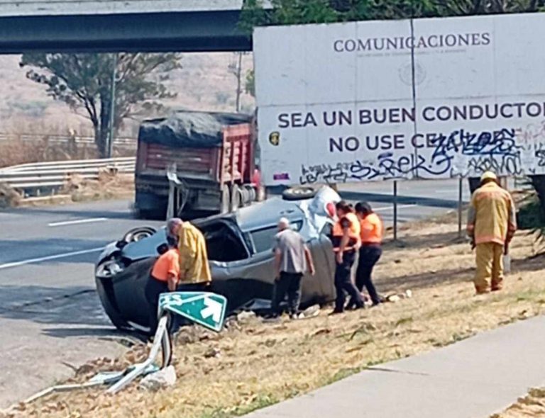 Auto vuelca en la carretera Morelia-Salamanca