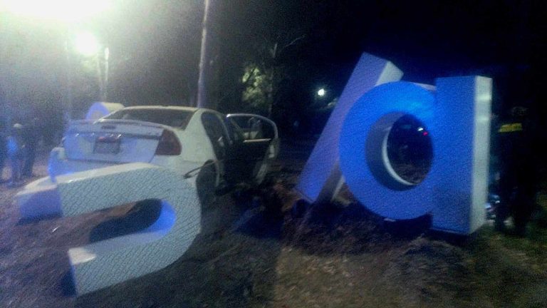 Automovilista se estrella contra letrero de Capula en la Morelia-Quiroga; un menor resulta herido