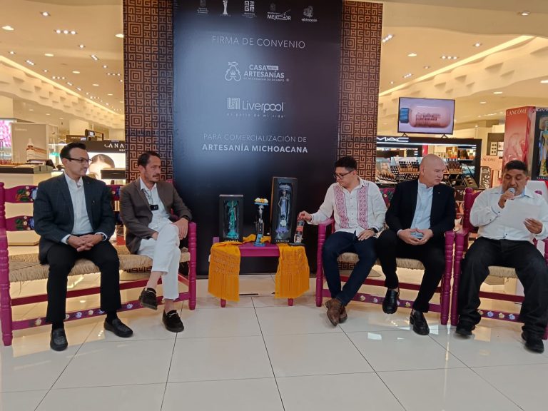 Firman convenio para comercializar artesanía michoacana en Liverpool 