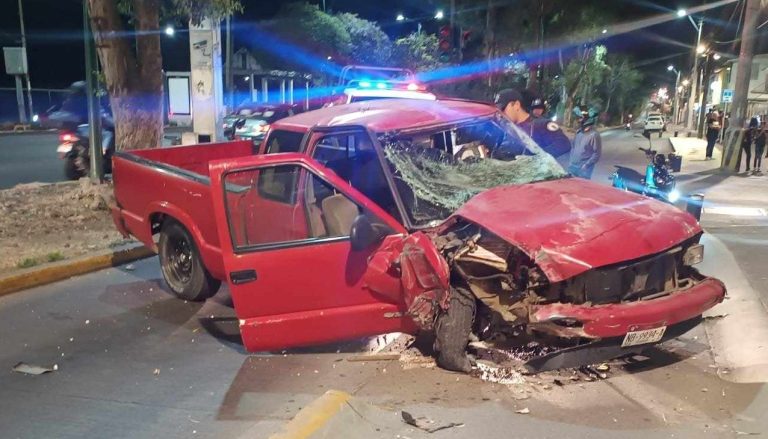 Camioneta vuelca en la avenida Madero Poniente de Morelia