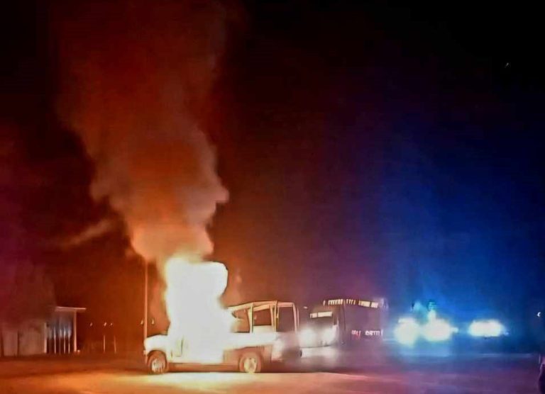 Con incendio de patrulla, comuneros exigen destitución de jefe tenencia en Aranza