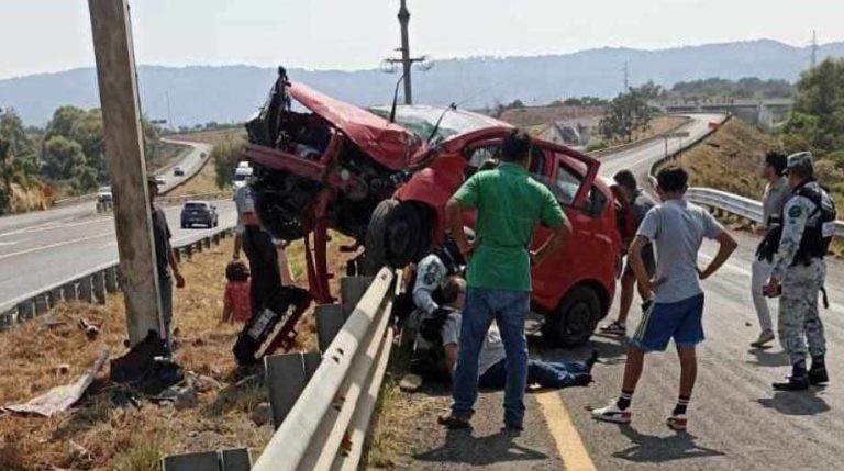 Cuatro lesionados, saldo de aparatoso accidente en la autopista Siglo XXI