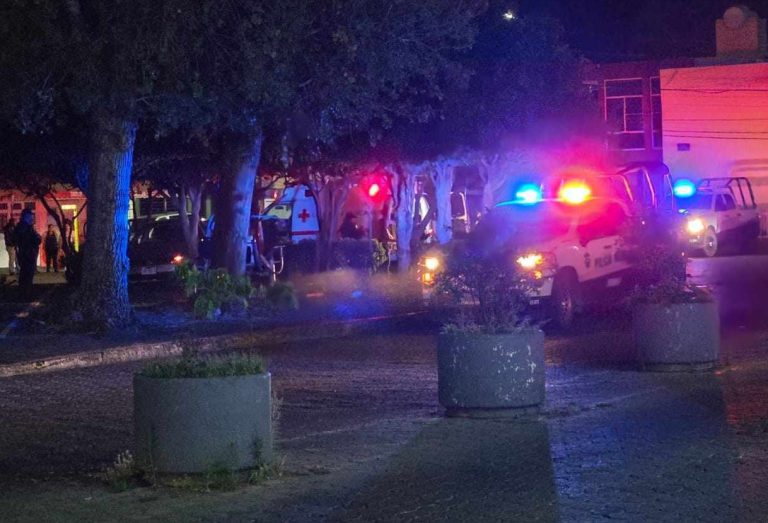 Delincuentes balean a matrimonio en un auto; el hombre muere en un hospital