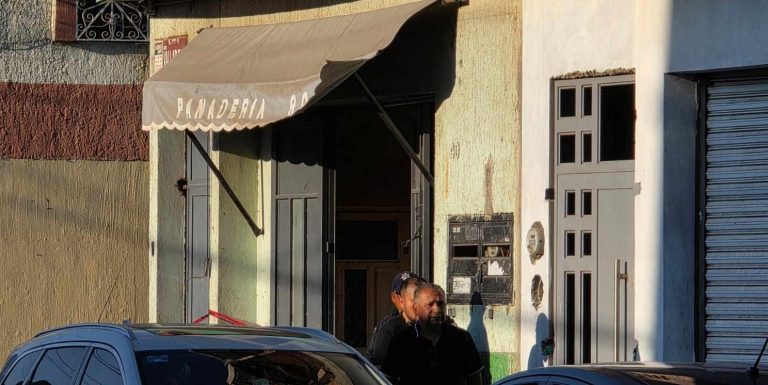 Delincuentes matan a un individuo en el interior de una panadería 