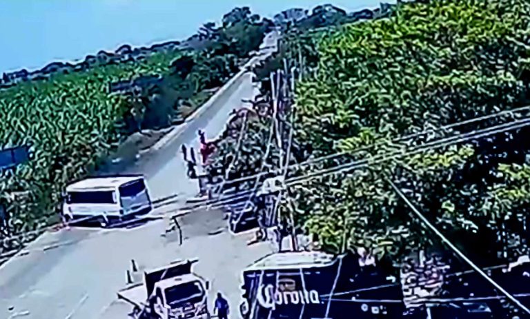 Delincuentes motorizados fallan al intentar incendiar camión en Coahuayana