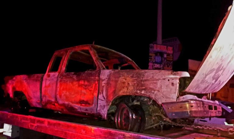 Delincuentes queman otro vehículo con un cadáver en su interior, en Álvaro Obregón