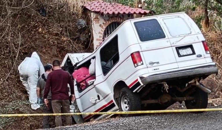 Dos comerciantes mueren prensados al chocar su camioneta contra un paredón