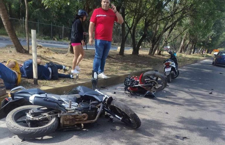 Dos lesionados en choque de motocicletas, sobre el Libramiento de Uruapan