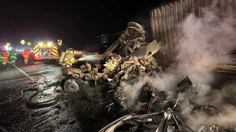 Confirman dos muertos y un herido tras choque e incendio de vehículos de carga