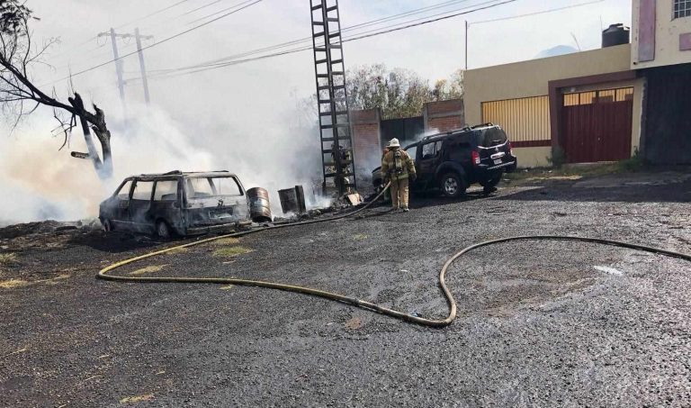 Dos vehículos terminan calcinados en incendio de pastizal en Zacapu