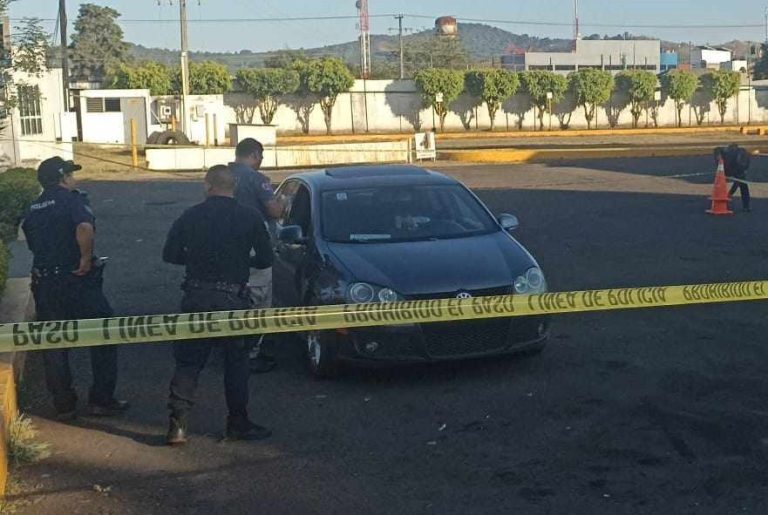 Ejecutan a balazos a automovilista en una gasolinera del Libramiento Oriente de Uruapan