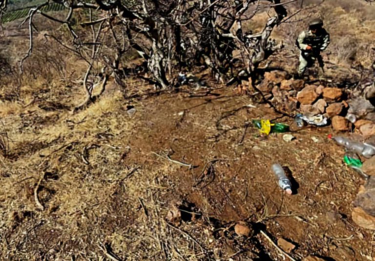 En Apatzingán, destruyen tres puntos de vigilancia usados por criminales y aseguran armamento