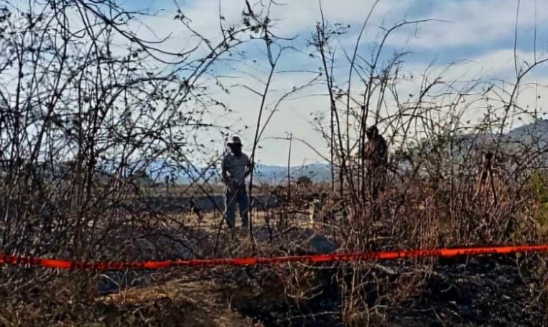 Hallan a adulto mayor muerto en predio incendiado, en Contepec