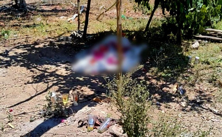 Hallan a un hombre sin vida en predio agrícola de Aquila