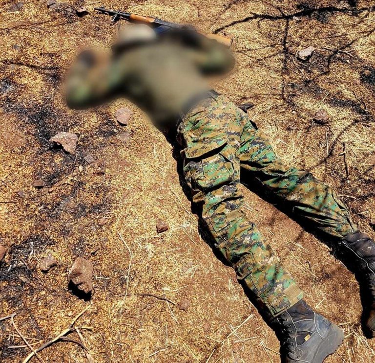 Hallan a un sujeto armado asesinado, en Apatzingán