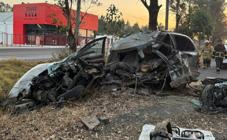 Hombre muere tras choque de camioneta contra árbol en la carretera Morelia-Pátzcuaro