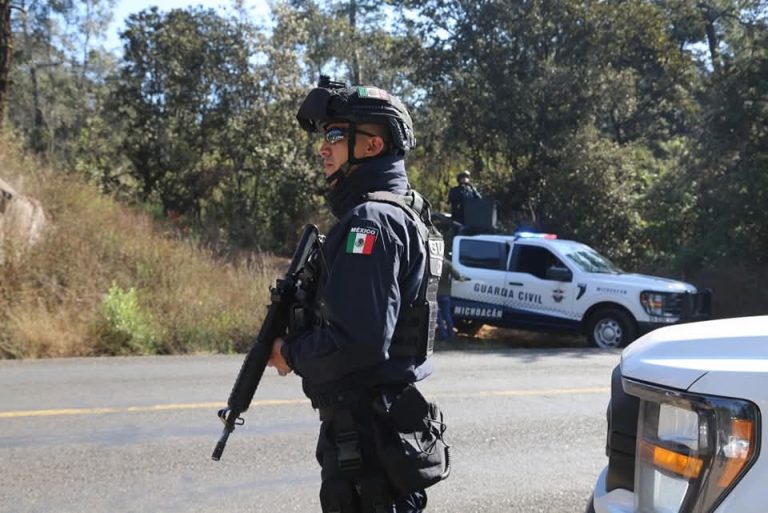 Presuntos robacarros se enfrentan policías municipales; hay un muerto y un herido