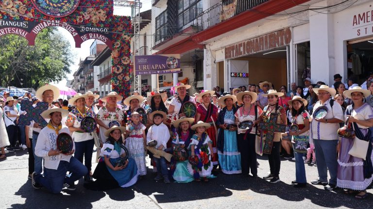 Uruapan se viste de fiesta con desfile de artesanos en el Tianguis de Domingo de Ramos