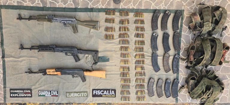 Tras repeler agresión en Apatzingán, se aseguraron fusiles y artefacto explosivo: SSP