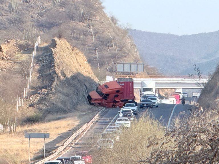 Trailer se accidenta en autopista Siglo XXI, no hay víctimas