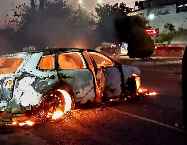 Sujetos queman 2 vehículos en Álvaro Obregón; en cada unidad yacía un cadáver calcinado 