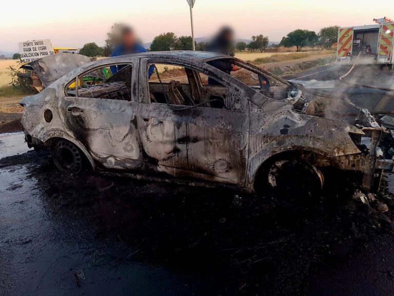 Delincuentes vuelven a quemar otro vehículo con una persona dentro, en Álvaro Obregón 