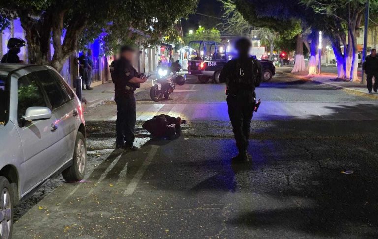 Joven es baleado frente a escuela primaria de Zamora