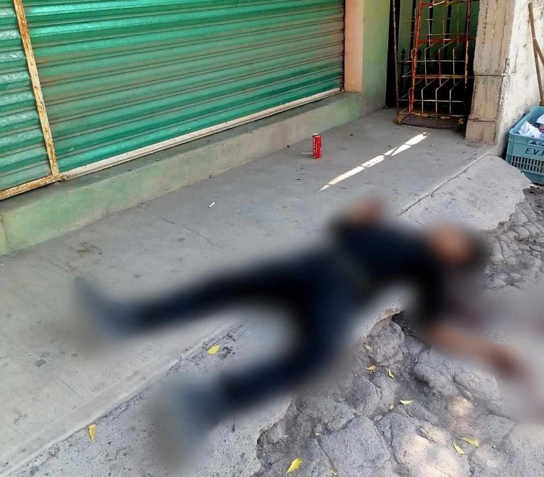 Matan a un joven por fuera de tienda, en Apatzingán