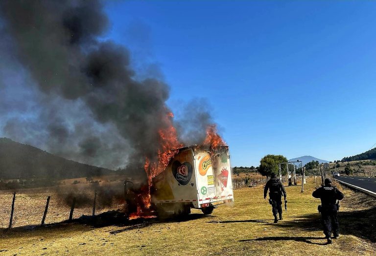 Persisten las movilizaciones normalistas, quemaron una camioneta repartidora en la meseta