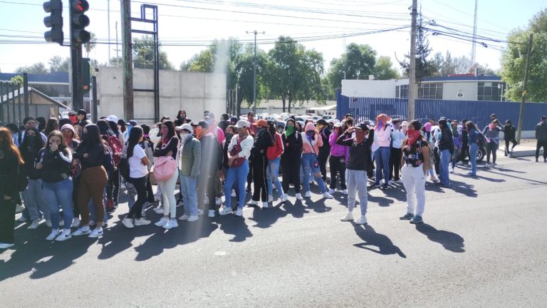Normalistas de Michoacán bloquean el Periférico tras represión policial; exigen liberación de detenidos