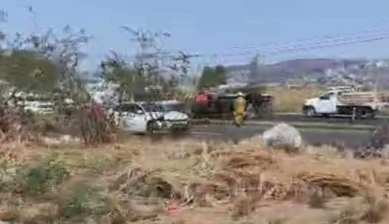 Ocurre volcadura de vehículo en la carretera Morelia-Salamanca