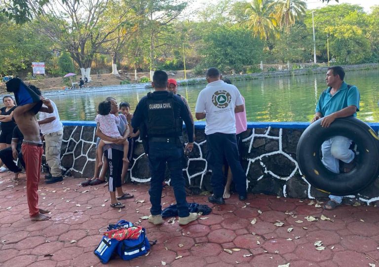 Paramédicos salvan a adolescente de morir ahogado en Parácuaro