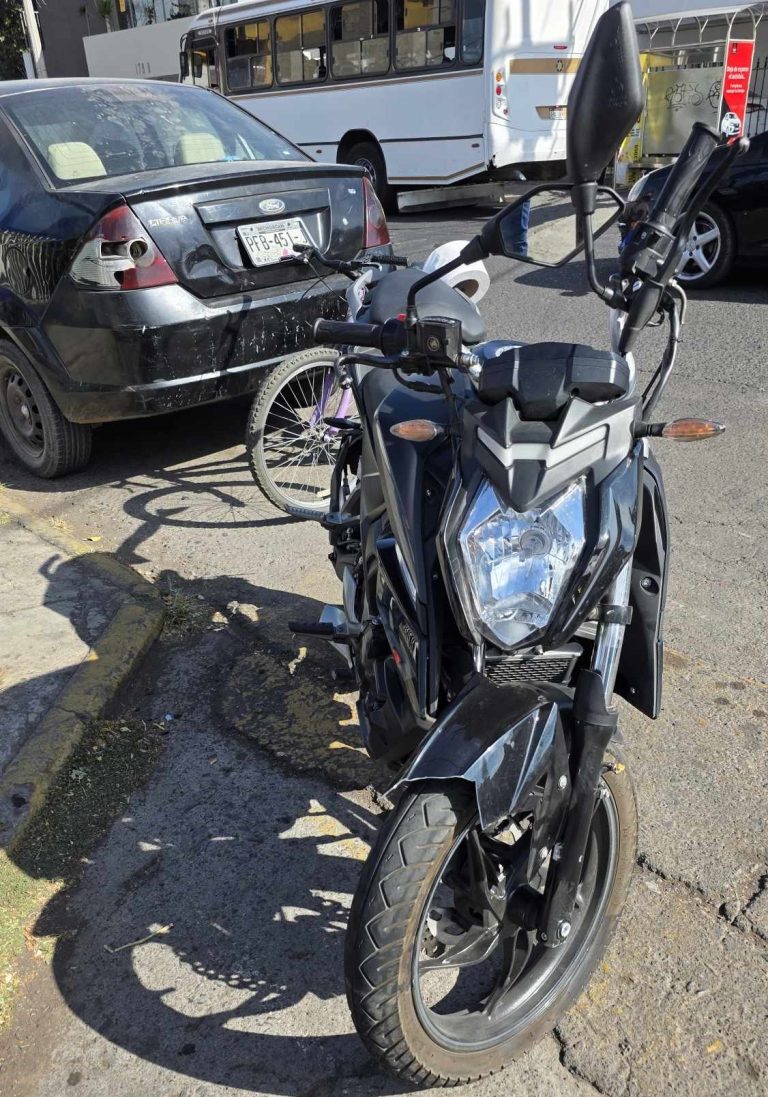 Pareja herida tras choque contra auto desconocido