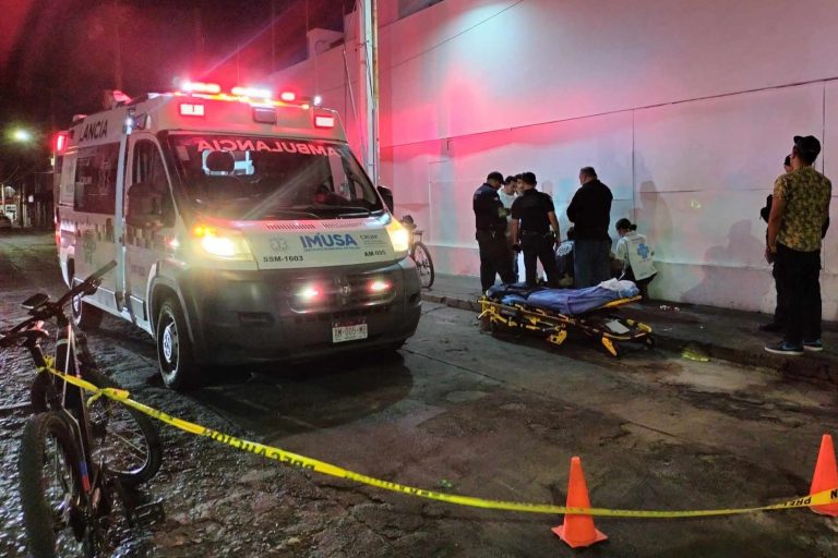 Peatón presuntamente alcoholizado queda herido al sufrir caída; pensaron que era un ejecutado