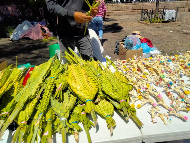 Semana Santa inicia en Michoacán con Domingo de Ramos; el precio de los ramos va de 20 a 35 pesos
