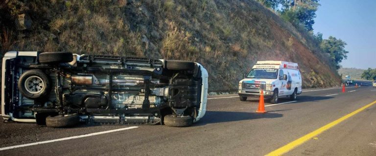 Camioneta vuelca en la autopista Siglo XXI, tramo Pátzcuaro – Uruapan