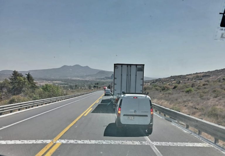 Se desprende contenedor de tráiler y colapsa por horas la autopista Siglo XXI