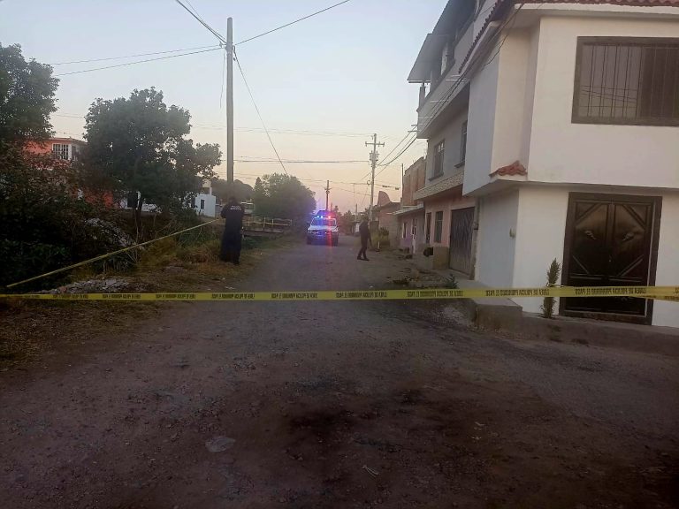 Hallan a hombre maniatado ejecutado sobre una banca en la colonia Miguel Hidalgo, Tarímbaro