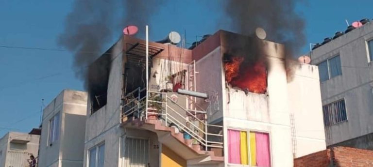 Arde departamento en Jardín de la Montaña, al poniente de Morelia