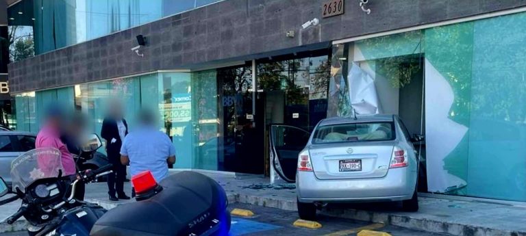 Automovilista se estrella contra ventanal de un BBVA en Plaza Prados Camelinas