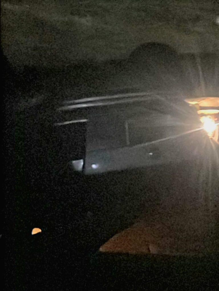 Familia resulta herida al volcar su vehículo, en Apatzingán