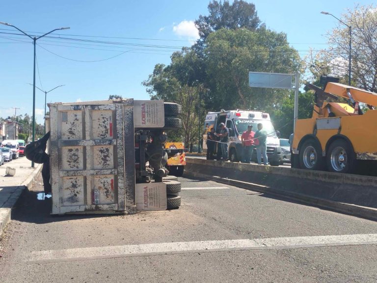 Vuelca camión de volteo en el libramiento de Morelia, cerca del Estadio Morelos