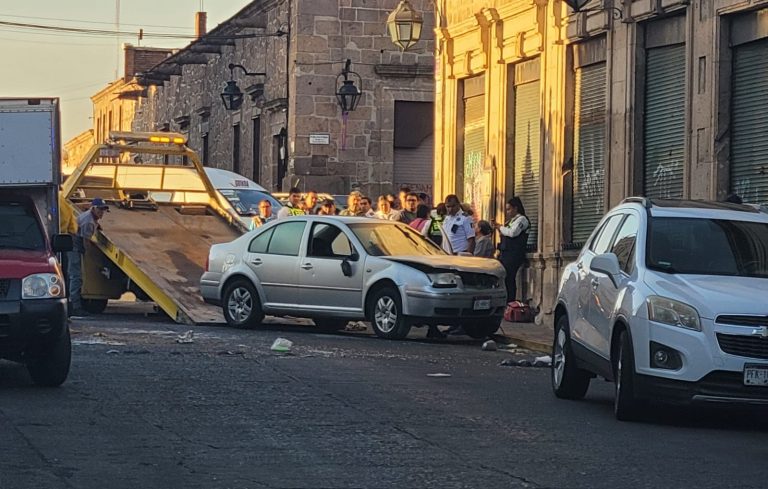 Auto embiste puesto de tamales por fuera de la Parroquia de La Merced; hay 2 heridos